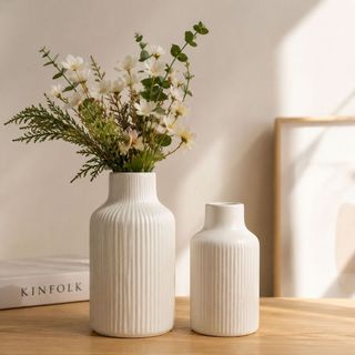Vaso de cerâmica off-white para decoração