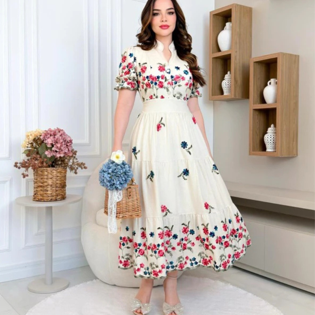 Vestido midi bordado feminino com detalhes delicados e estilo romântico elegante.